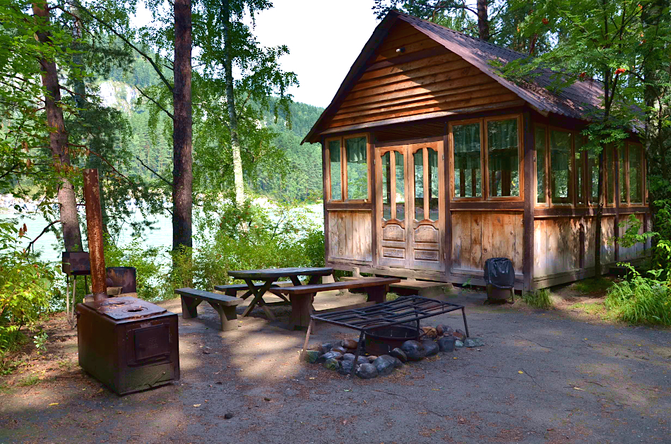 Беседка на берегу