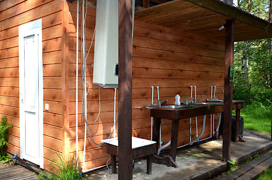 Санузел с душем и умывальник