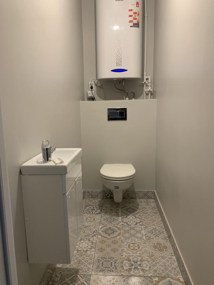 Зимний дом с камином, санузел