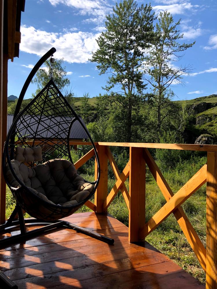 Тихий семейный отдых на берегу реки 