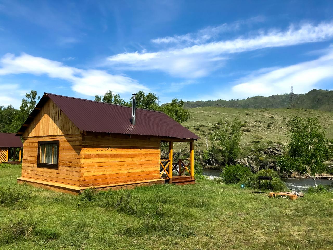 Домики на берегу реки 