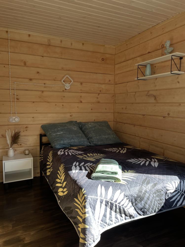 В домиках категории VIP: двуспальная кровать, диван раскладной , кухонная зона , душ, WC, . 