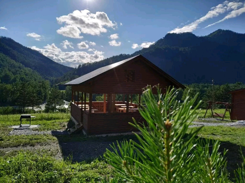 Беседка у реки Чемал Алтай