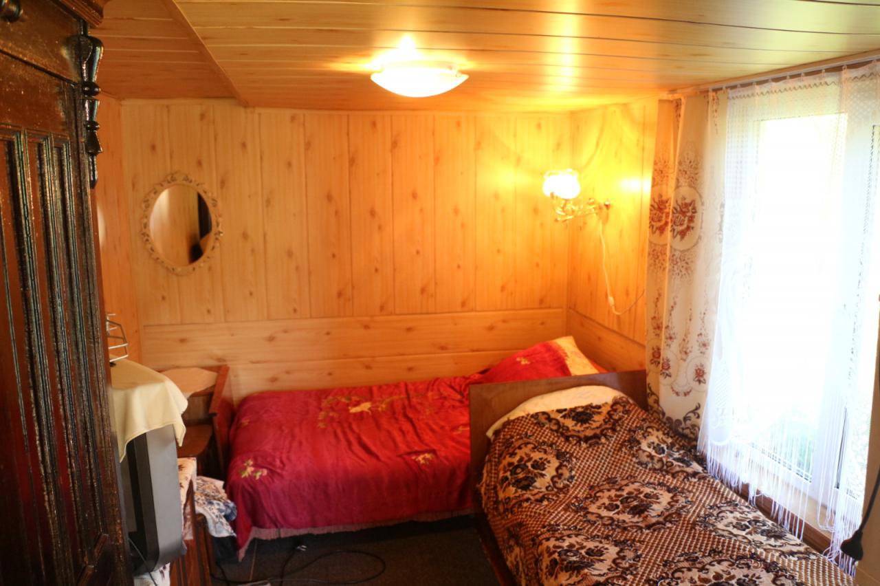 Комната с двумя 1-спальными кроватями и диваном