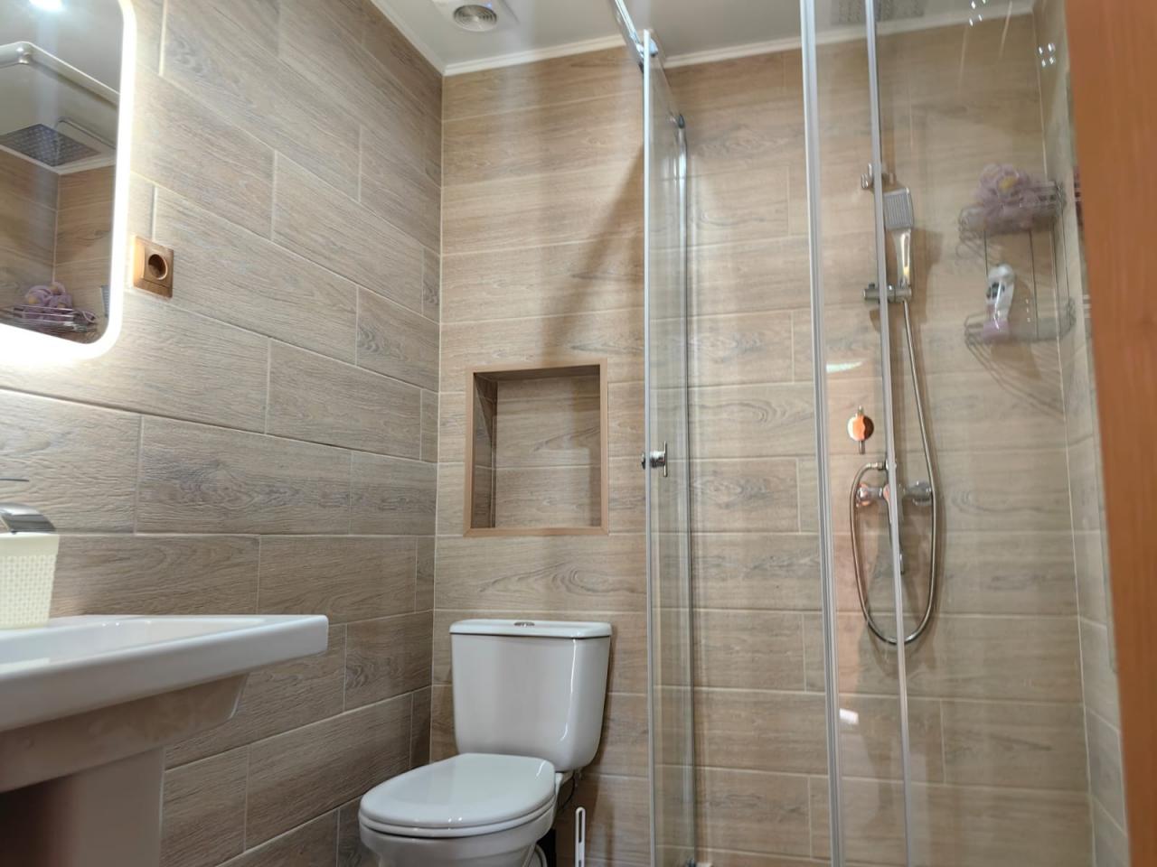 Санузел и душ в Кедровом доме