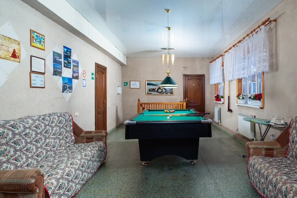 Холл с бильярдом на втором этаже