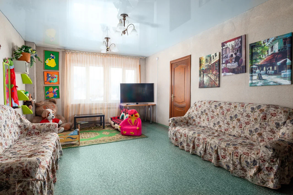 Холл с детским уголком на первом этаже