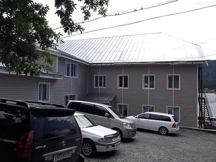 Парковка перед гостиницей