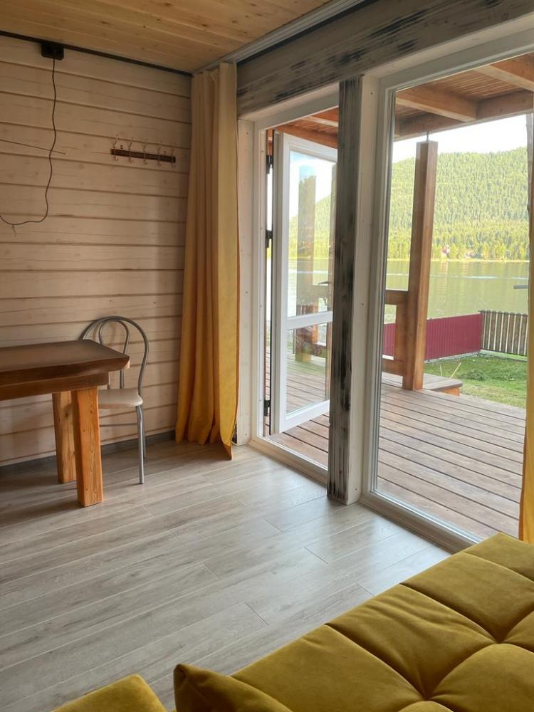 Номер-студия с панорамными окнами и видом на Телецкое озеро