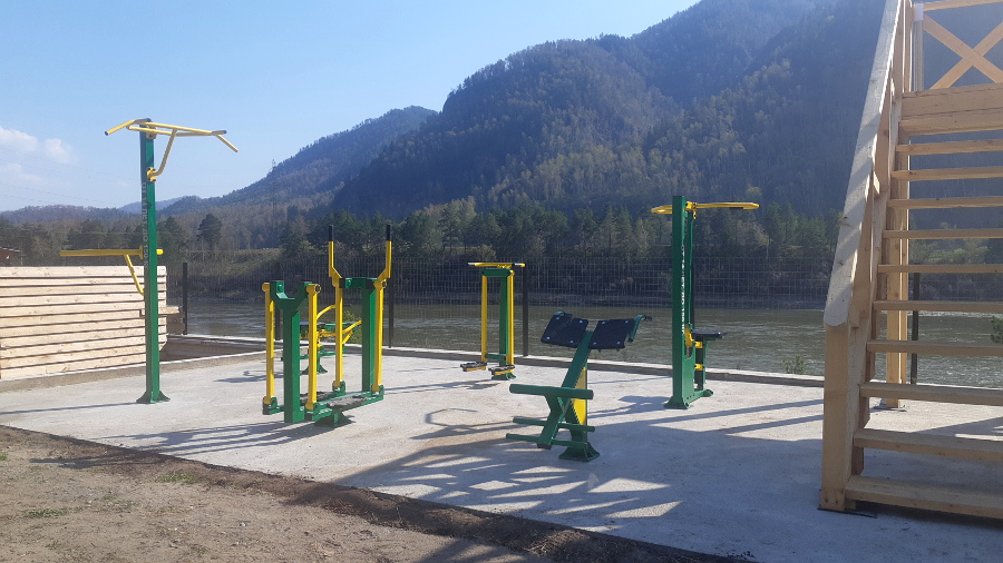 База Алтая  у реки в Чемале