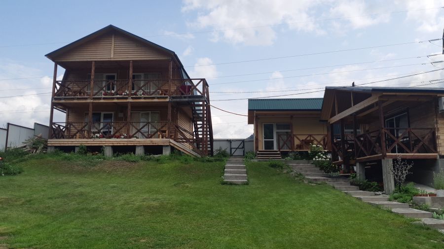 Коттеджи "Утес Катуни" на Алтае у реки Катунь