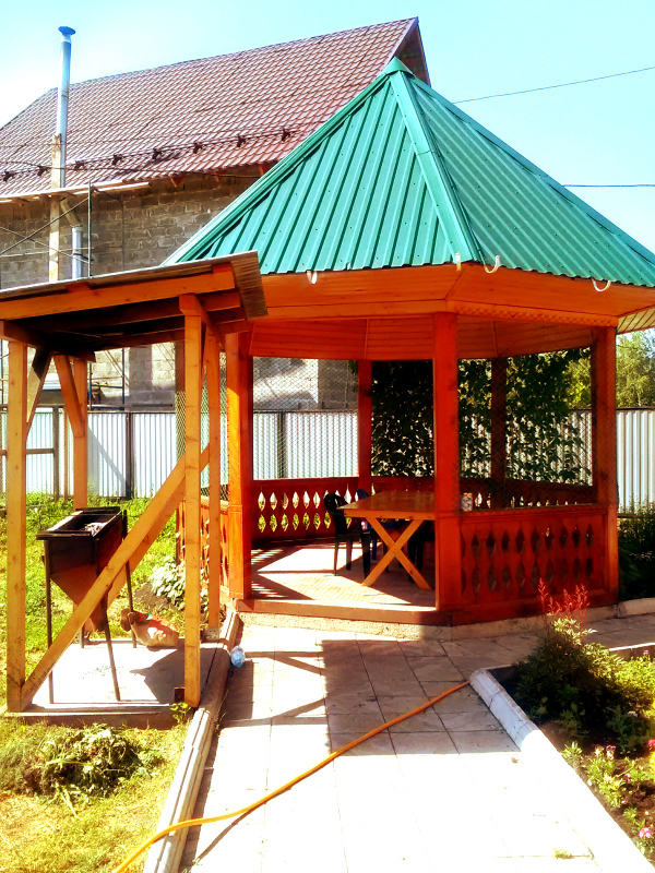 Беседка у коттеджа