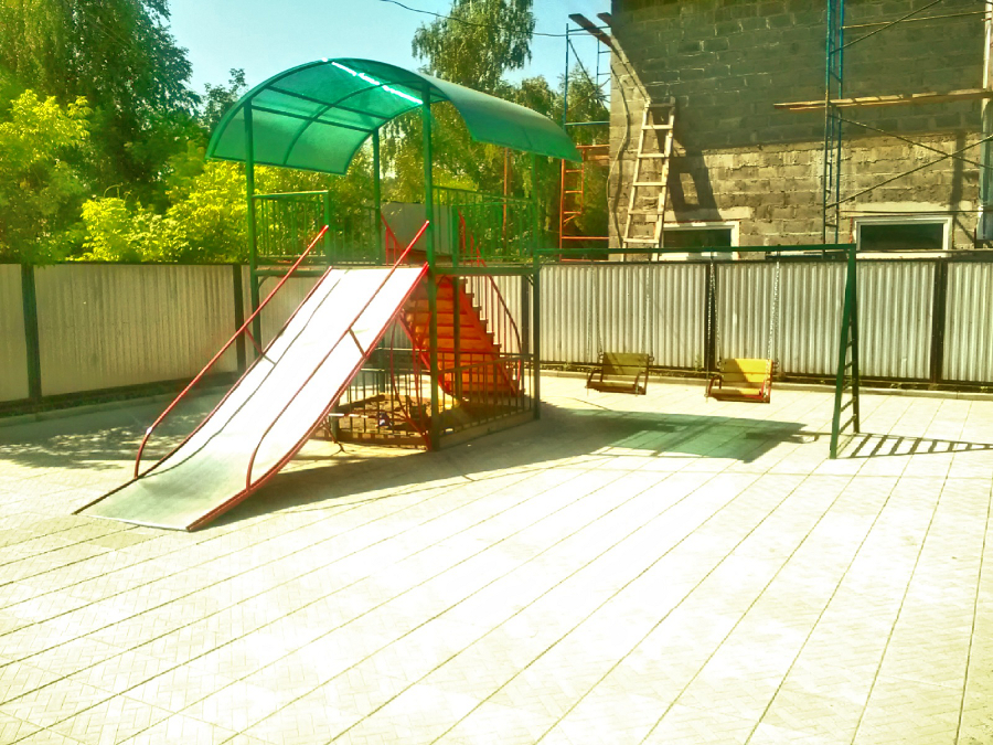 Горка на территории 