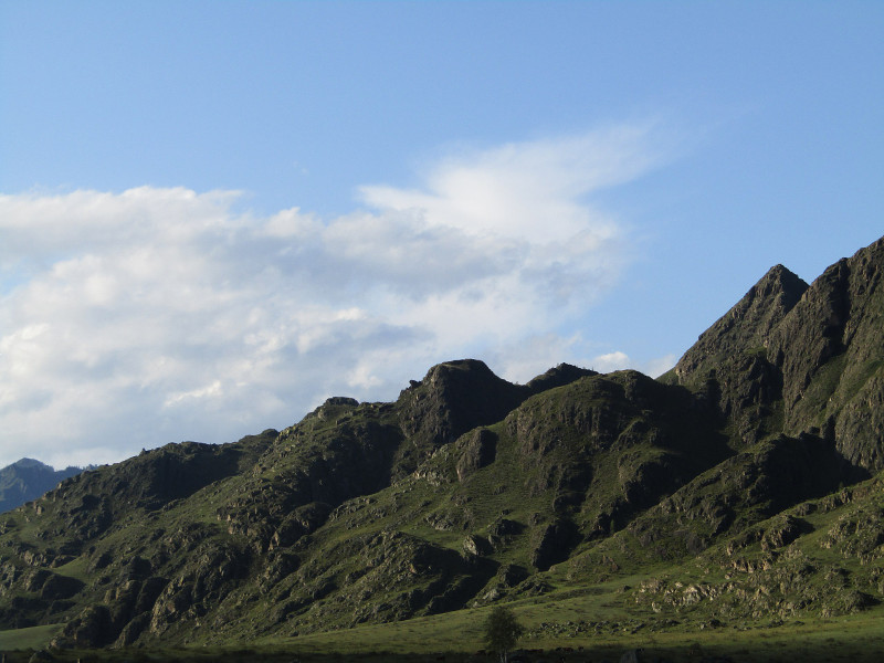 Гора Спящая женщина на Алтае недалеко от Куюса