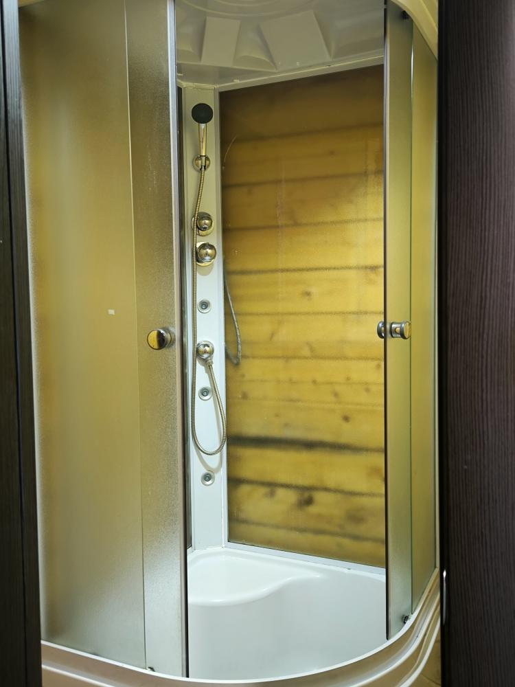 Дом №1. Душ на первом этаже.  