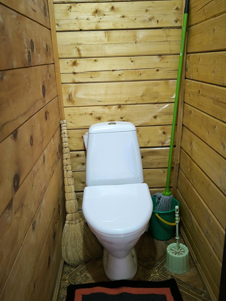 Дом №1. Туалет на первом этаже.  