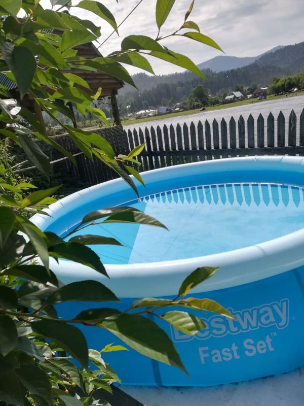 Бассейн с видом на Телецкое озеро