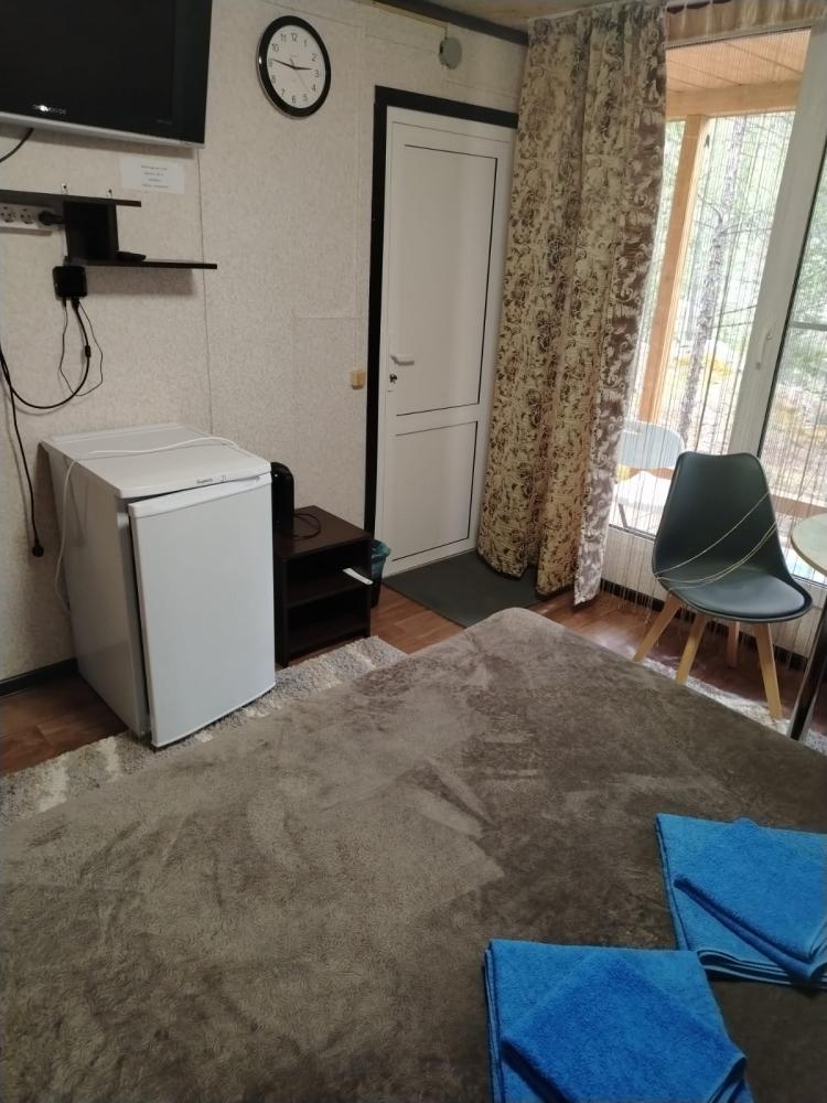 Дом №8 у реки с двуспальной кроватью и душем