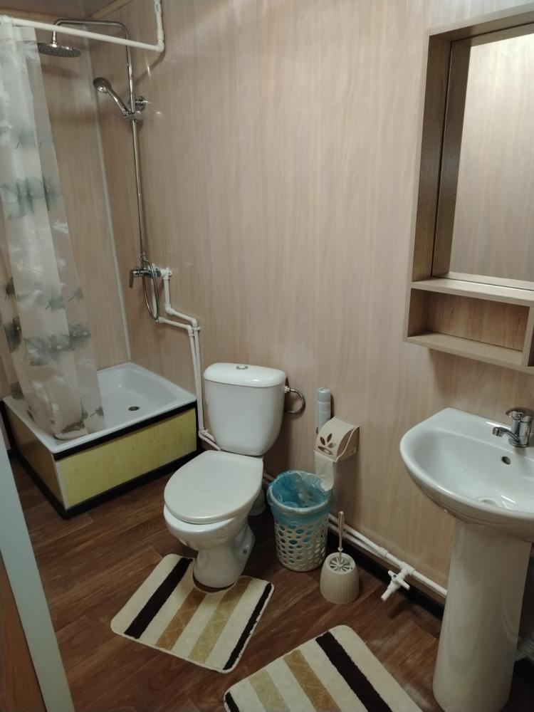 Дом №8 у реки с двуспальной кроватью и душем