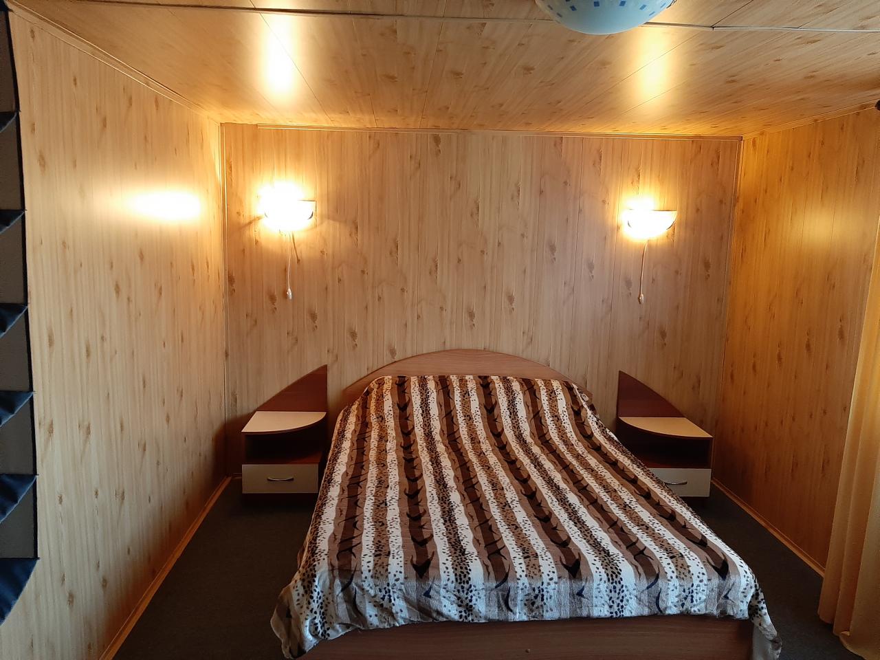 3х местный номер 3 стандарт, на 2м этаже.