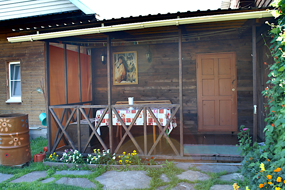 Беседка рядом с баней 