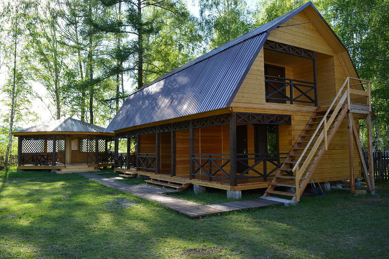 Двухэтажный гостевой дом с летними номерами