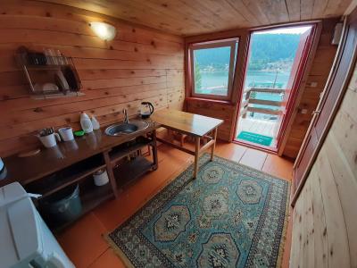 Кухня семейного номера с балконом