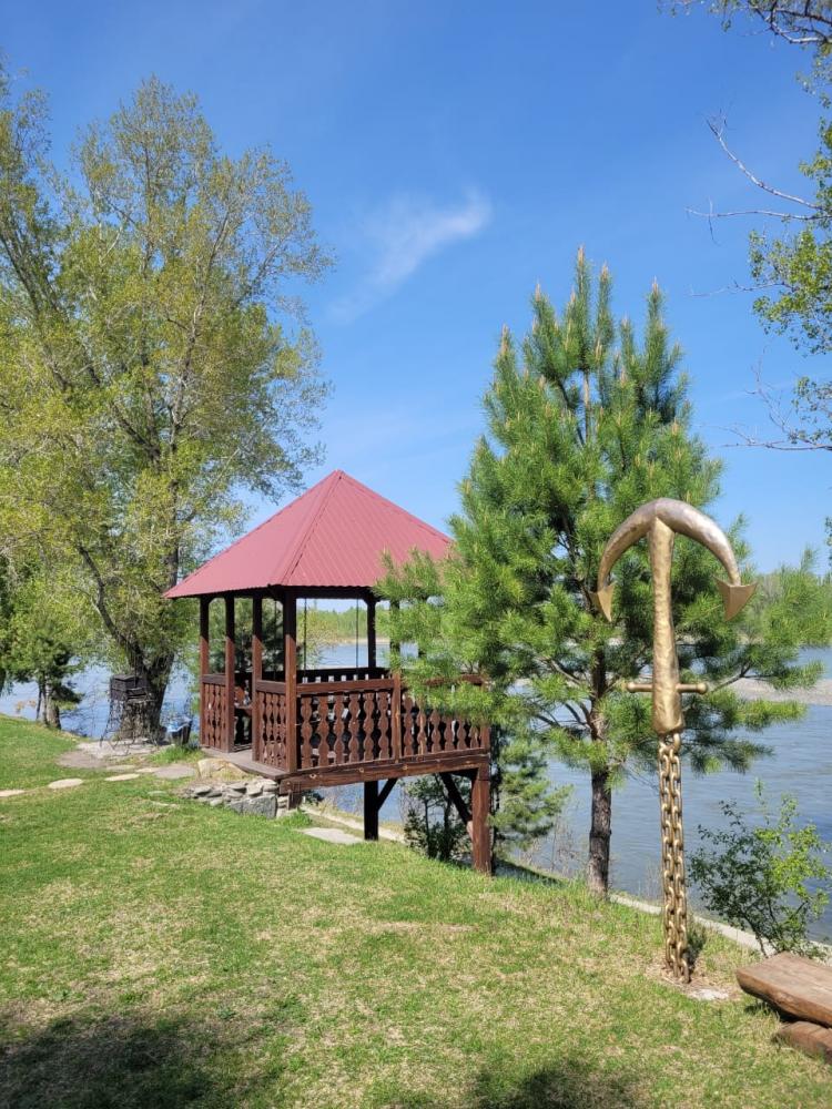 Беседка у реки Катуни
