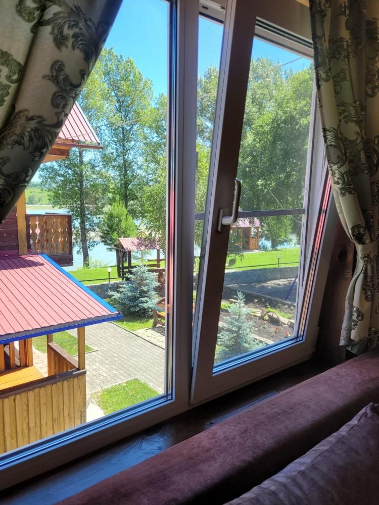 База отдыха "Золотой ключик" на Алтае у реки Катунь