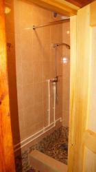 Коттедж 1 : Санузел с душем в двухкомнатном номере
