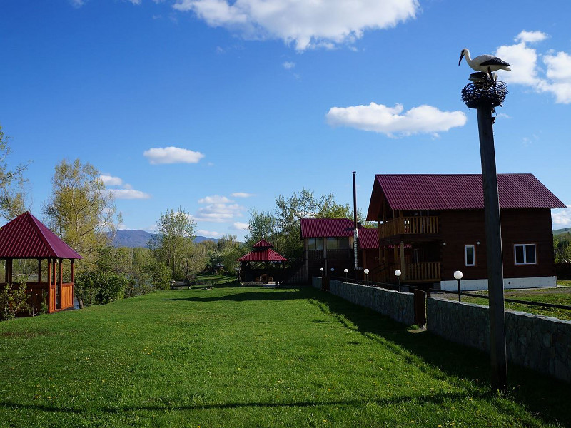 Большой дом и беседка у реки