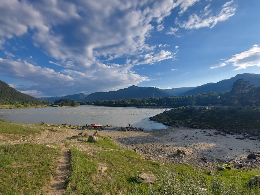 Берег Катуни около усадьбы