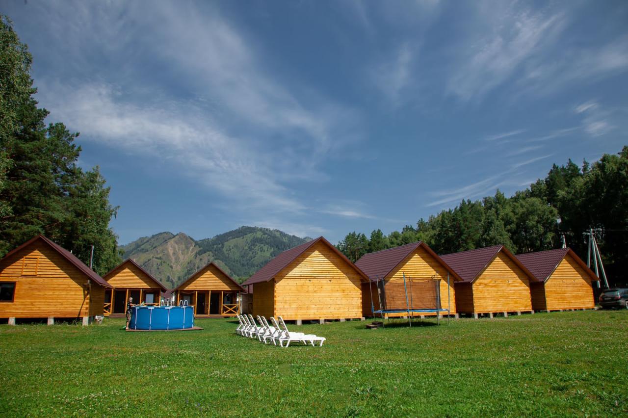 Алтай Узнезя база отдыха "Славный берег" у реки