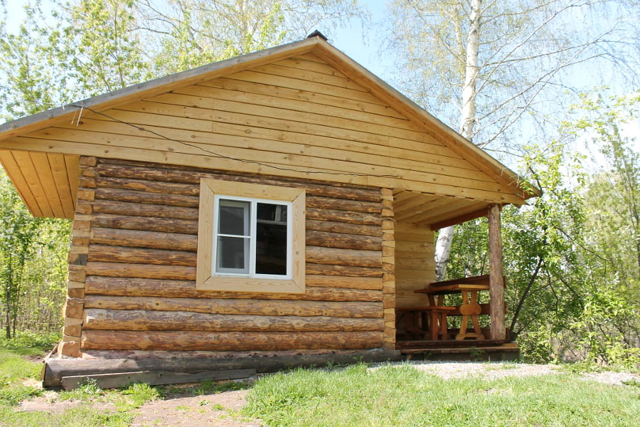 Двухместная «Изба» на берегу реки