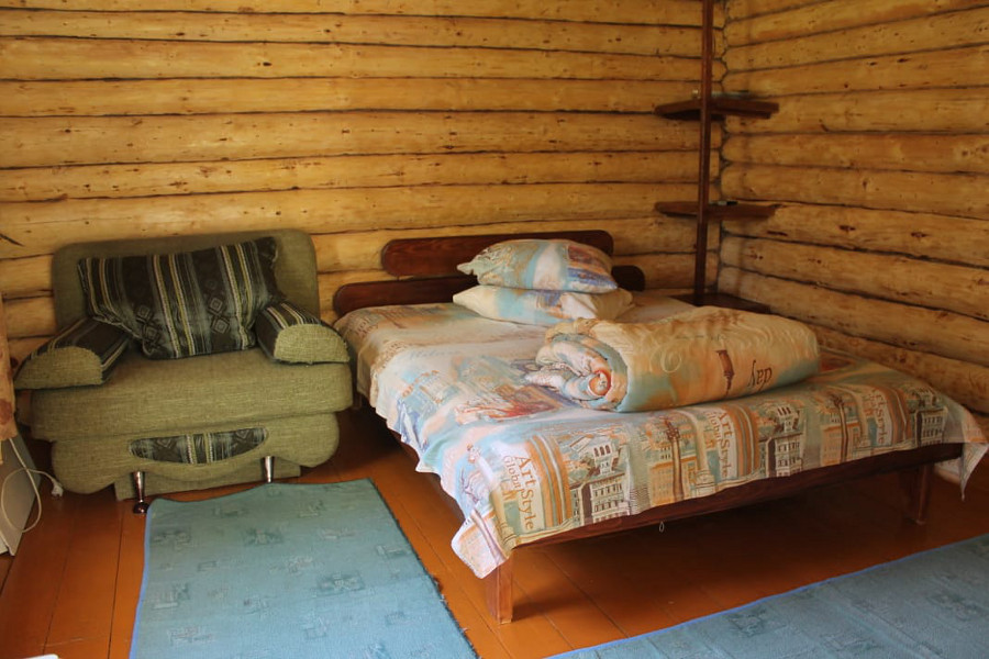 Двухместная «Изба» на берегу реки