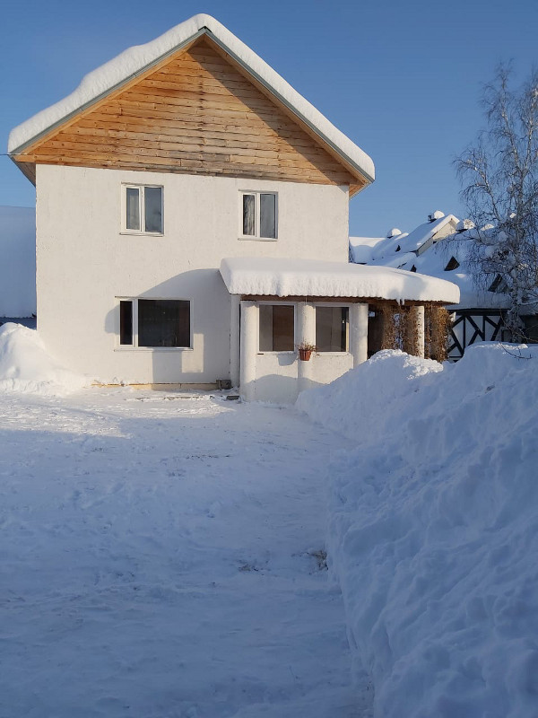 Белый дом с камином