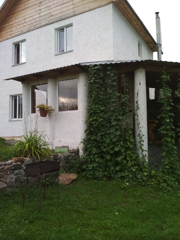 Белый дом с камином и террасой