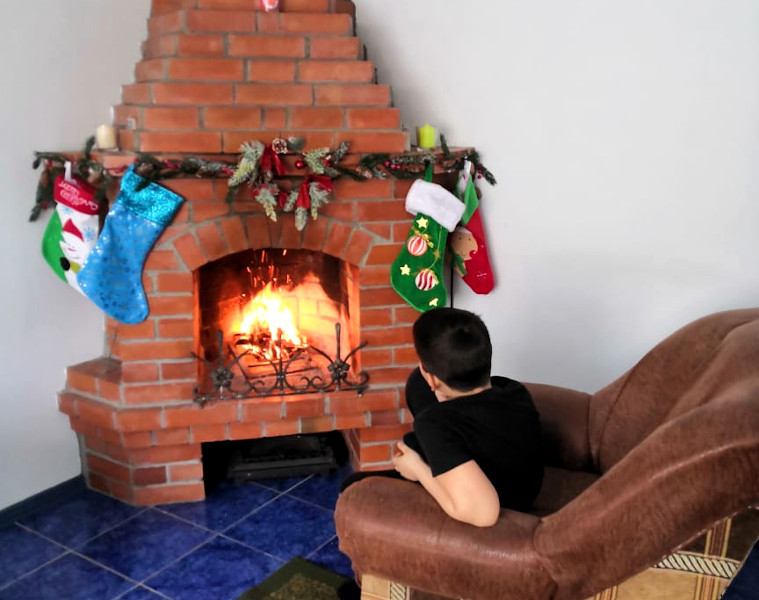 Белый дом с камином