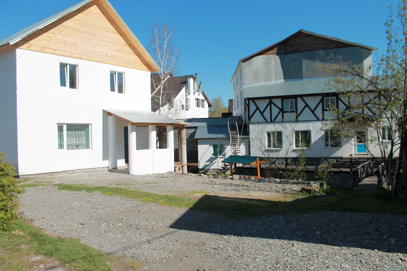 Белый дом с камином и террасой