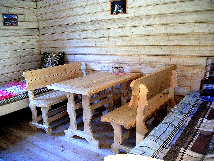 Обеденная зона и односпальные кровати в домике