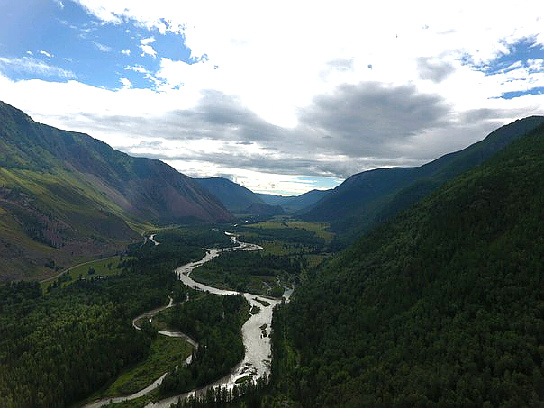 Вид с беспилотника на окрестности базы Сартакпай, реку Чуя и Чуйский тракт