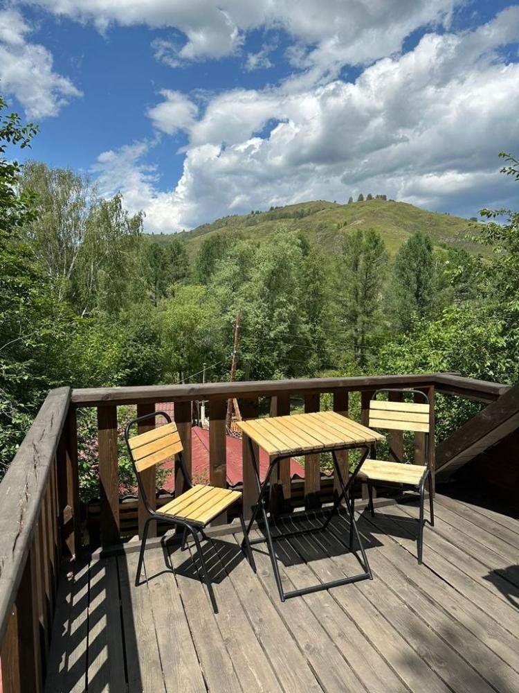 Большой дом мансарда вид на горы