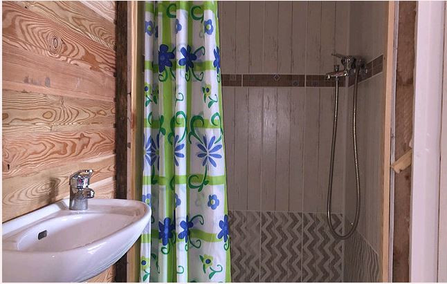 Санузел с душем в номере