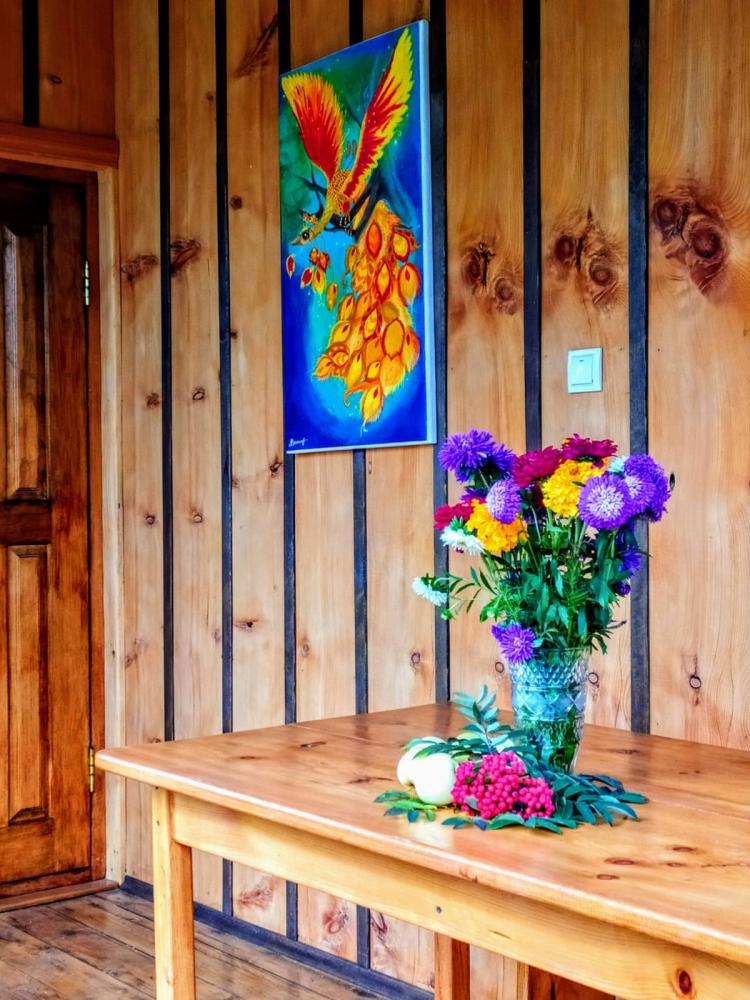 большое крыльцо под навесом со столом и лавками из кедра