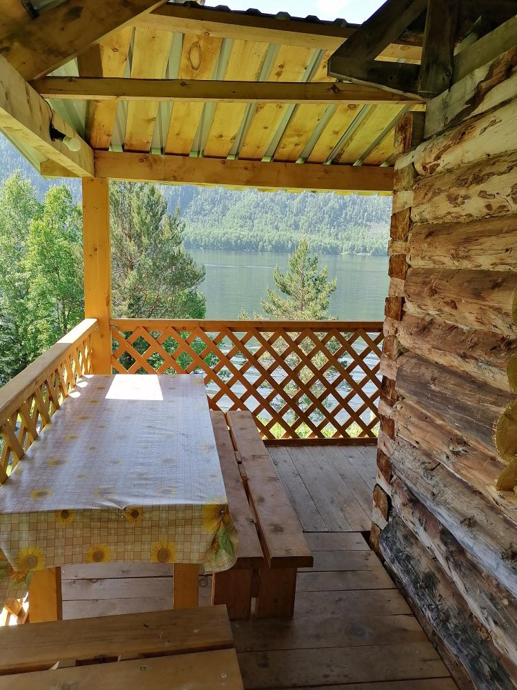 Благоустроенный дом на 2-6 человек, терраса с видом на Телецкое озеро