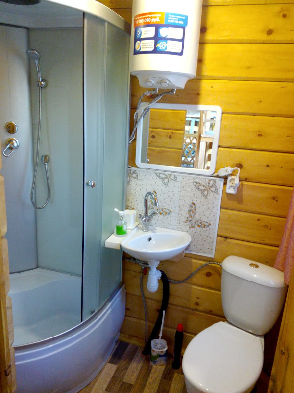 Дом на 2-6 человек. Санузел с душем.