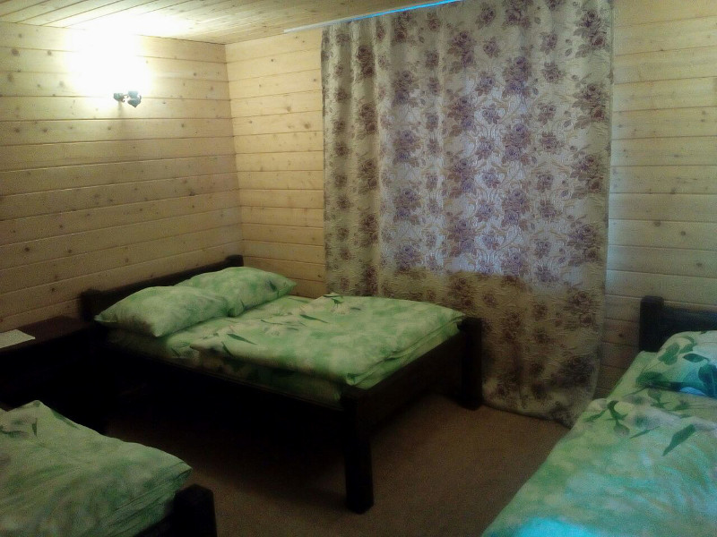 Номер с двуспальной и односпальными кроватями