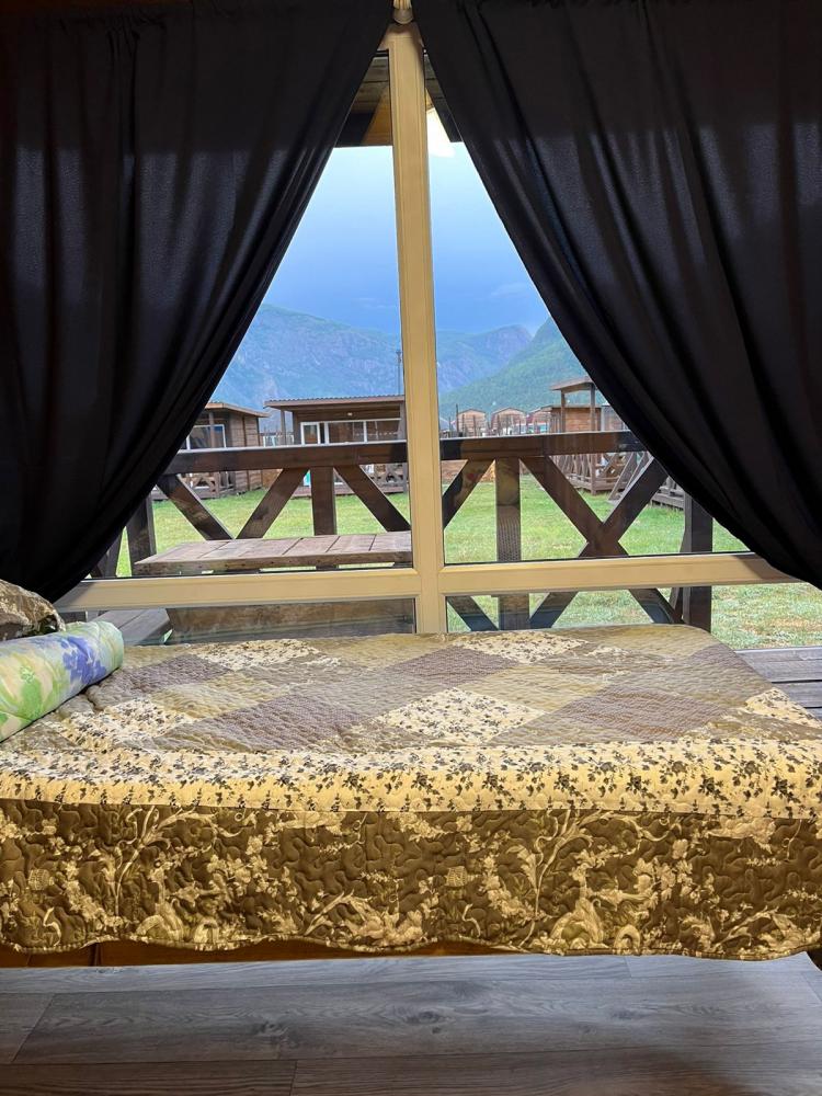 3-хместный домик с панорамным окном и удобствами