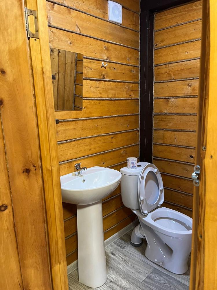 3-хместный домик с панорамным окном и удобствами