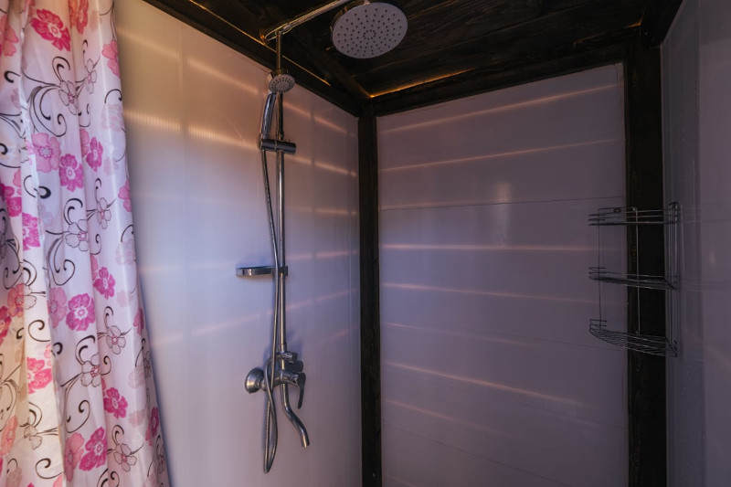 Горячий душ на территории